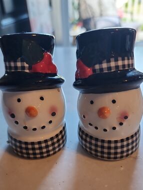 Festive Holly Hill Snowman Salt and Pepper Shaker Set - Black & White 4 Inches